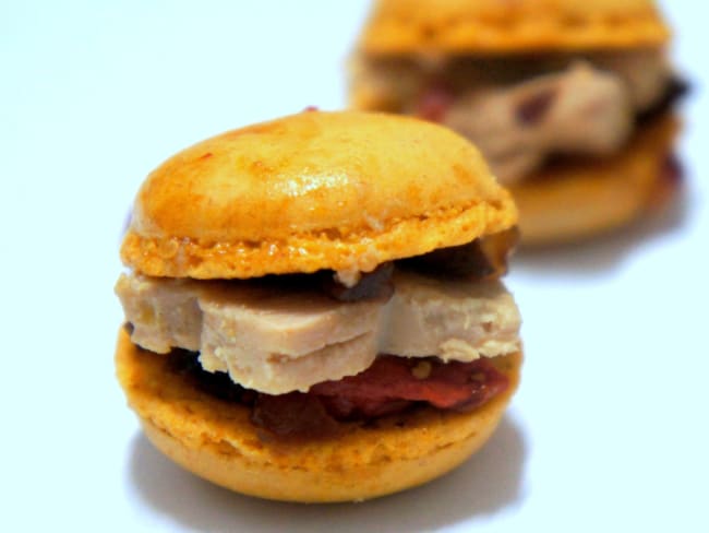 Mini macarons au foie gras et au confit d'oignon et baies de goji