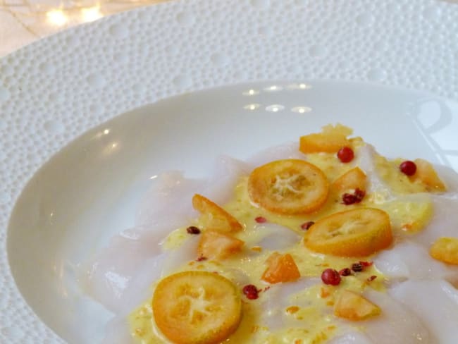 Carpaccio de saint jacques, baies roses et vinaigrette de kumquats