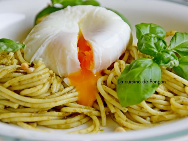 Spaghetti au pesto et oeuf poché