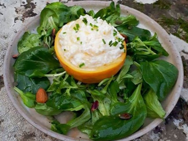 Navet boule d'or farci ricotta et ciboulette, salade de mâche aux amandes