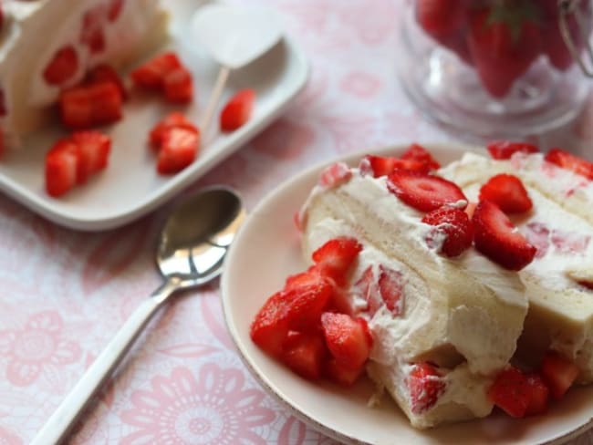 Le Roulé japonais aux fraises et à la crème chantilly