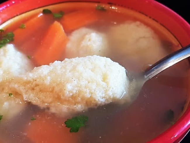 Soupe de poulet aux boulettes de semoule