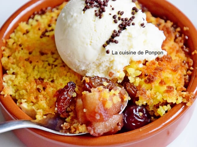 Crumble de gâteau citron aux pommes, raisins et cassis