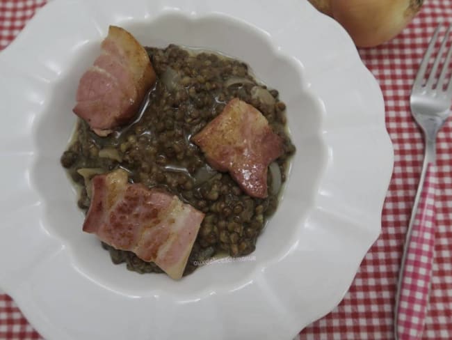 Lentilles à la poitrine fumée et son jus