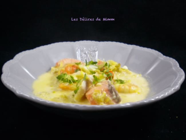 Nage safranée de poissons et gambas