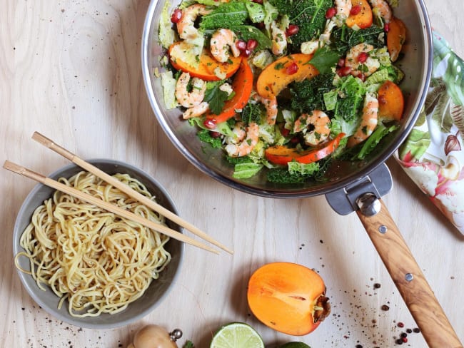 Wok rapide de crevettes, chou vert et kaki accompagné de nouilles sautées