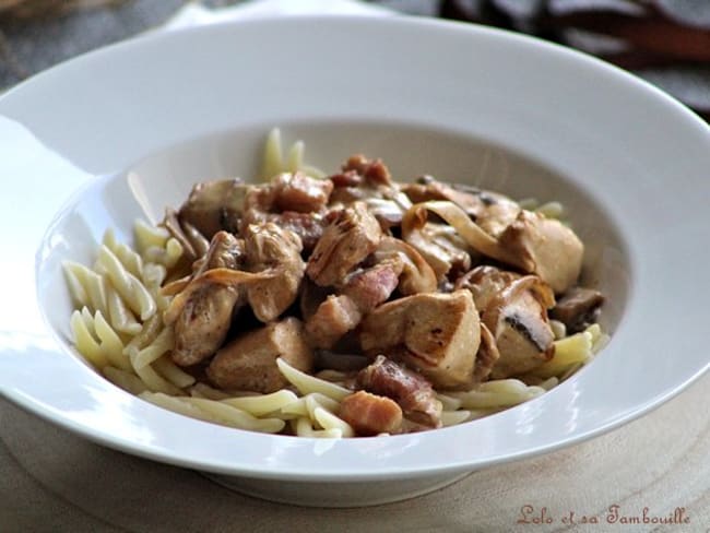 Sauté de poulet rapide aux champignons et aux lardons