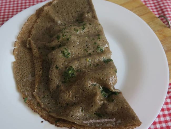 Crêpe ou galette de sarrasin aux fruits de mer et beurre aillé persillé