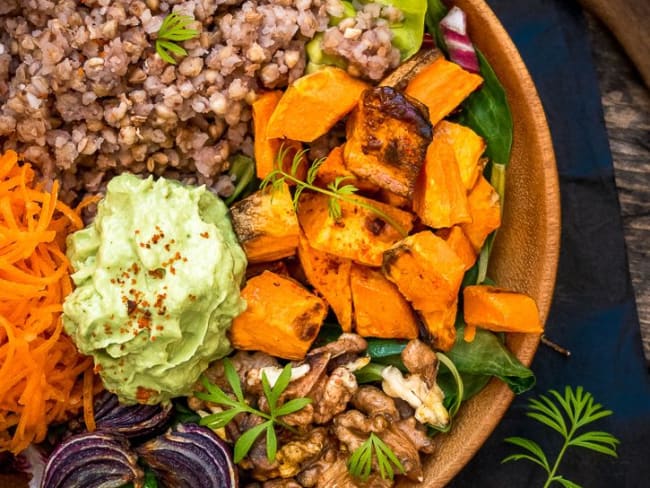 Buddha bowl au sarrasin, légumes rôtis et noix torréfiées aux épices