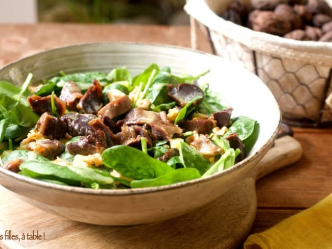 Salade aux pousses d'épinards gésiers confits et fromage de brebis