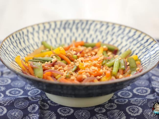 Wok de légumes aux cacahuètes grillées