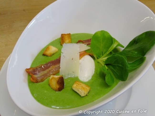 Velouté de mâche et panais, oeuf poché, poitrine fumée grillée et croûtons