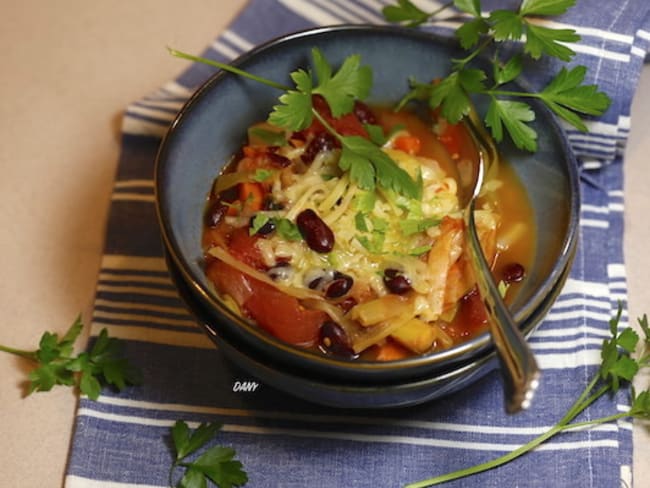 Soupe de légumes haricots rouges emmental et persil plat