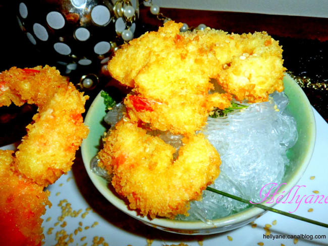 Tempura beignets de crevette et gambas panés avec des vermicelles de soja