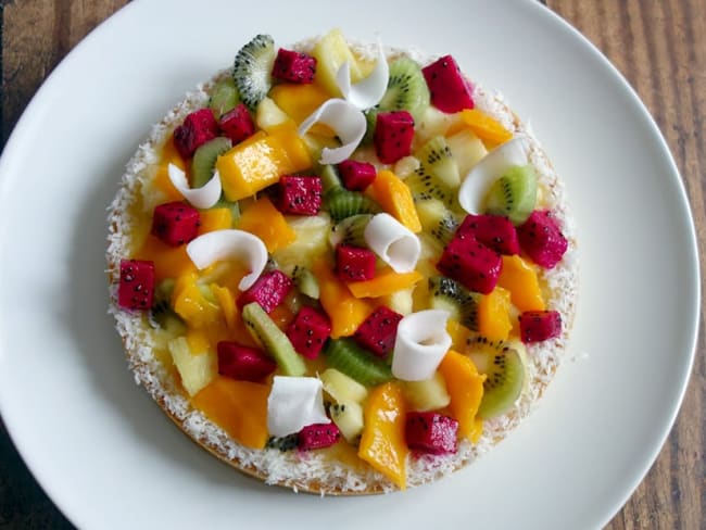 Tarte aux fruits exotiques (fruits du dragon, ananas, kiwis, mangue et noix de coco)