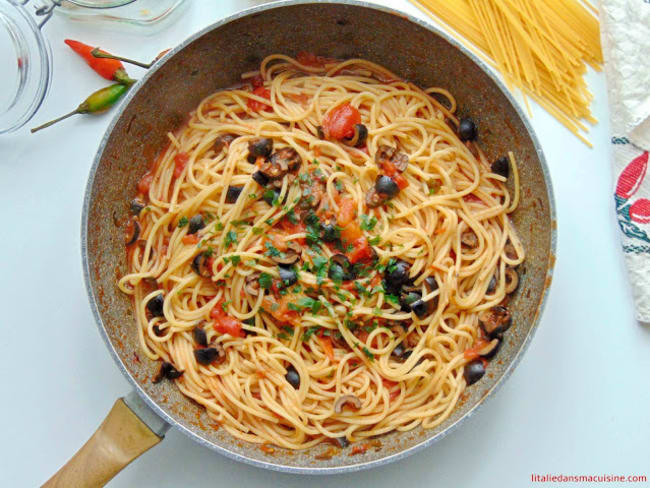 Spaghetti ou penne à la puttanesca, comme à Napoli, avec des anchois