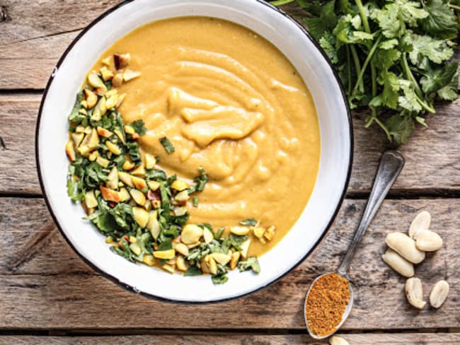 Soupe de patates douces au curry à l'asiatique