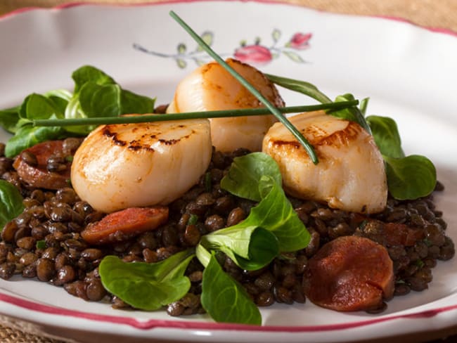 Salade tiède de lentilles aux noix de St-Jacques et chorizo