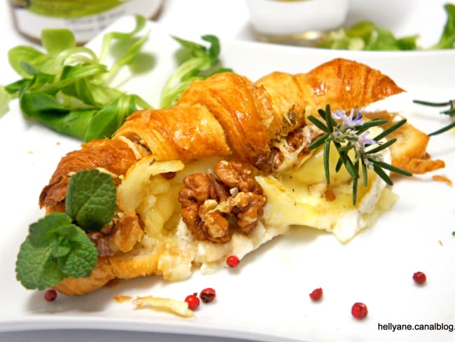 Croissant fourré aux 3 fromages, aux noix et miel