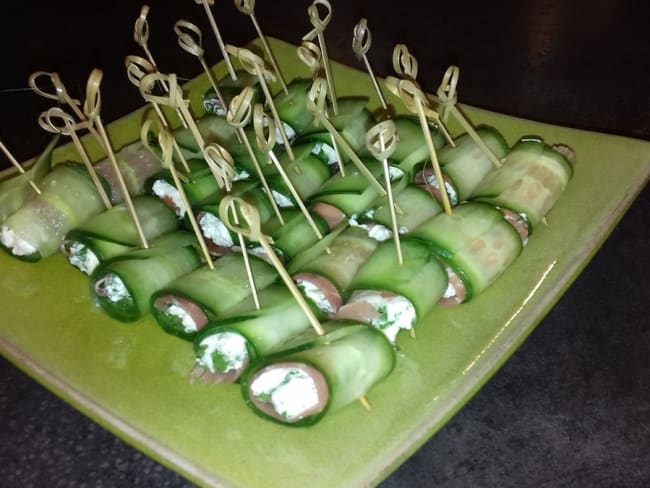 Makis de concombre au fromage de chèvre frais, jambon cru et coriandre