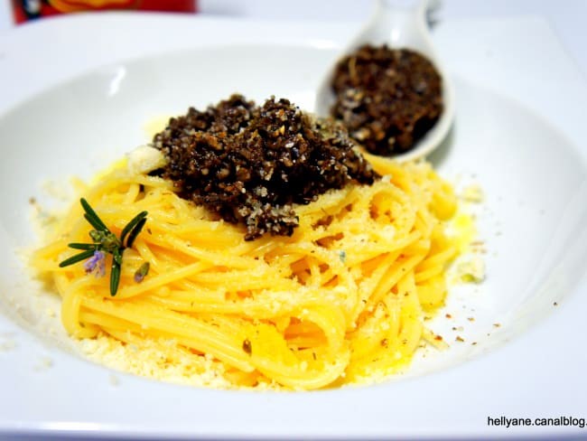 Pâtes à l'ail, olives noires, huile d'olive, anchois - recette provençale