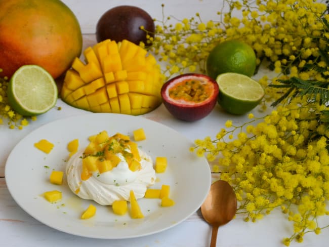 Pavlova mangue, ananas, fruit de la passion et citron vert