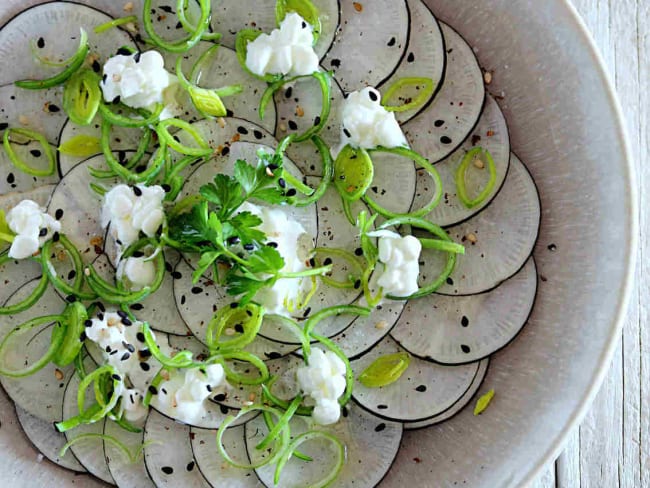 Carpaccio de radis noir, vert du poireau et cottage cheese