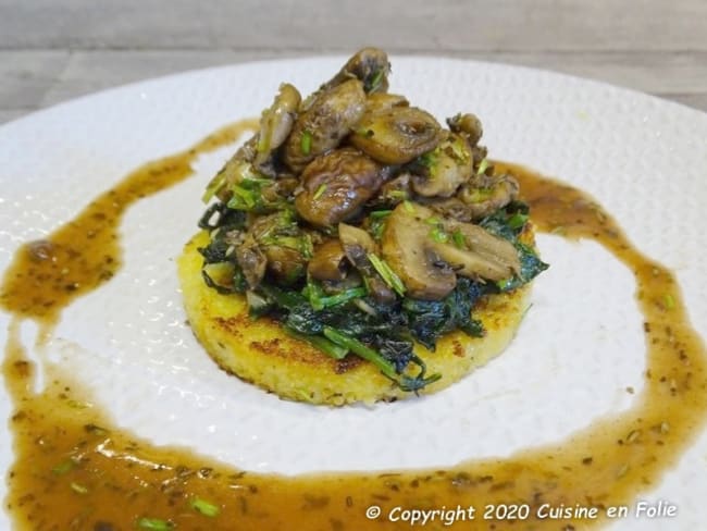 Galettes de polenta aux blettes et aux champignons, sauce au Pineau rouge