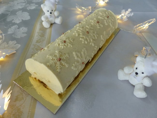 Bûche vanille, insert caramel beurre salé et pomme, biscuit aux spéculoos