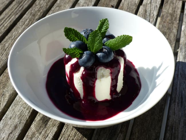 Blanc-manger aux amandes, coulis de fruits rouges