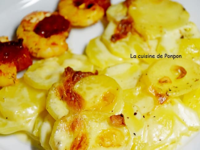 Gratin dauphinois  servi avec des brochettes de scampis et chorizo