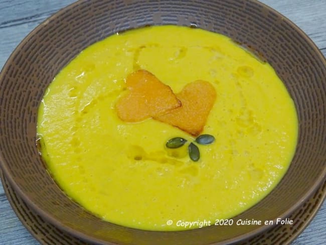 Potage ou porez de courge et carottes au lait d'amande, oignon doux, cumin et orange sanguine