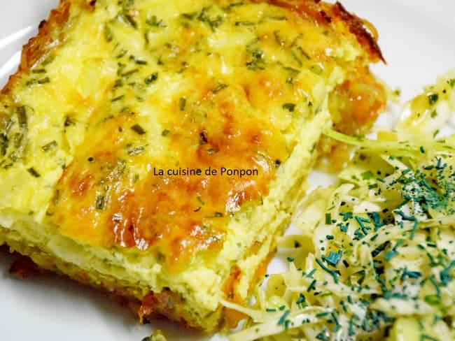 Quiche aux herbes fraîches sur croustillant de pommes de terre et carottes