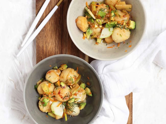 Poêlée gourmande de noix de saint-jacques, pomme, avocat et vinaigre de mangue