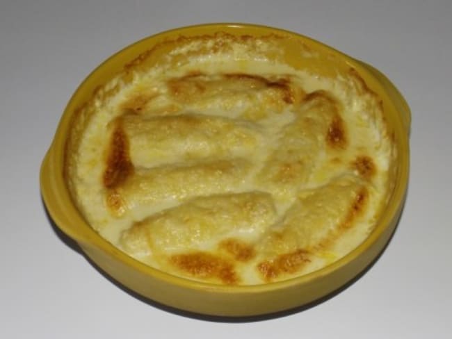 Gratin de quenelles à la crème et à la sauce hollandaise