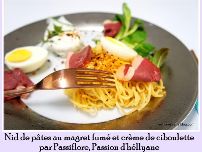 Nid de pâtes au magret fumé et oeuf dur ou mollet et crème à la ciboulette