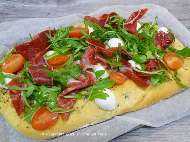 Focaccia bien levée à l'origan, jambon ibérique Bellota, mozzarella et roquette