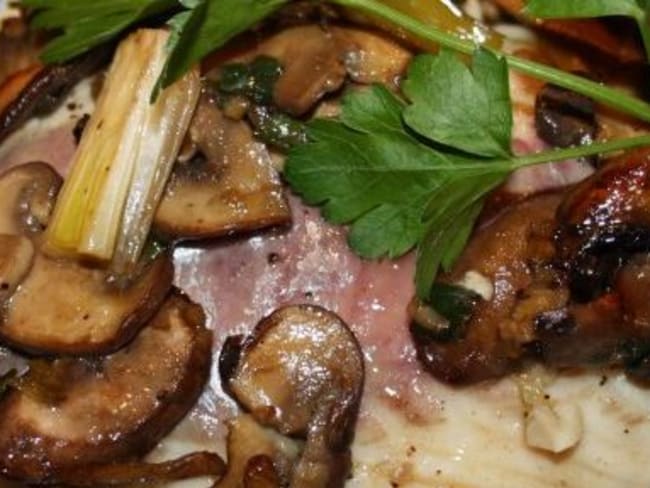 Filets de Bar pochés au bouillon saveurs d’Asie et sa poêlée de champignons