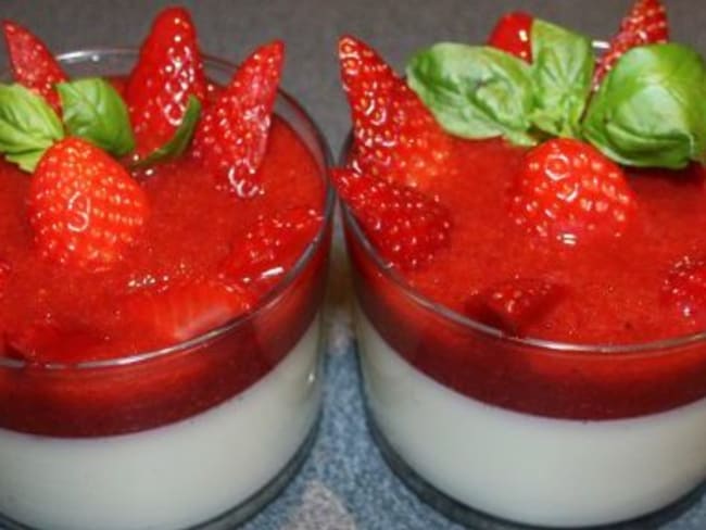 Panna Cotta au coulis de fraises et basilic