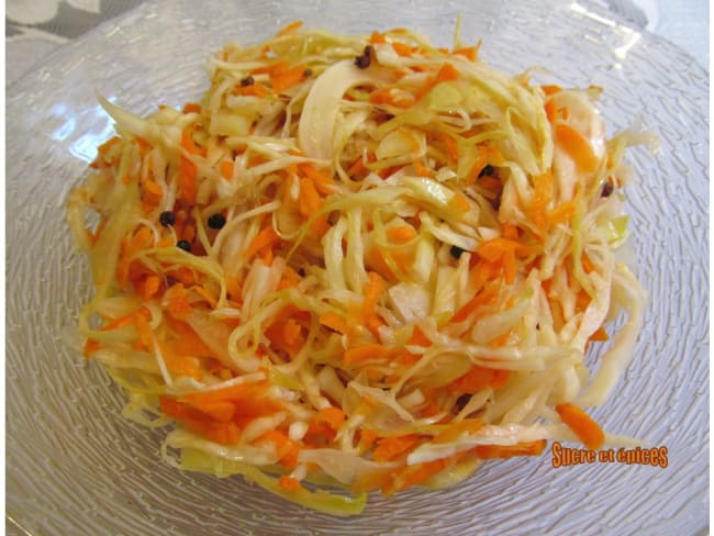 Salade de chou blanc fermenté avec des carottes