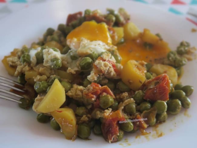 Poêlée de petits-pois et pommes de terre à l’œuf coulant