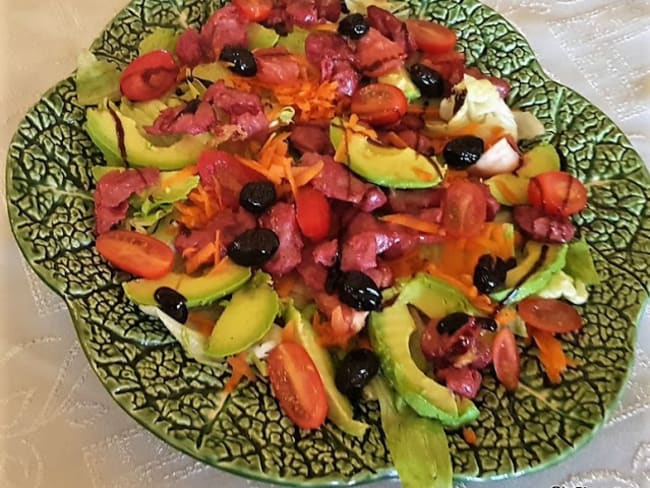 Salade complète à l'avocat, pamplemousse et aux gésiers confits