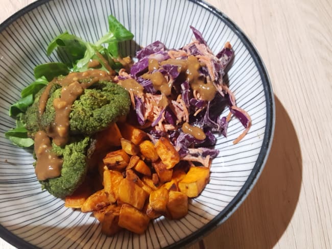 Poke bowl aux falafels d'épinards, patate douce et coleslaw avec sauce aux cacahuètes