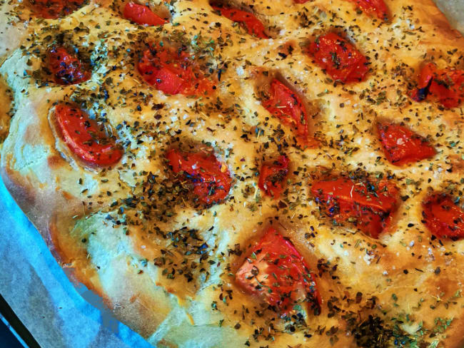 Focaccia aux tomates à l’origan et au gros sel