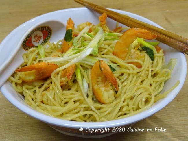 Bouillon avec l'eau de cuisson des légumes, aux nouilles chinoises et aux crevettes