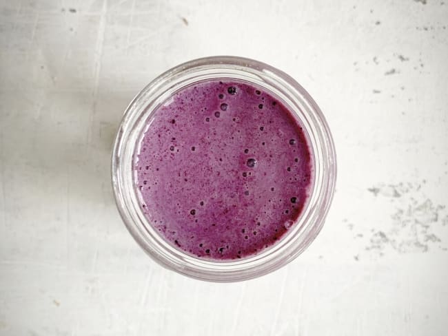 Smoothie aux bleuets, basilic et gingembre