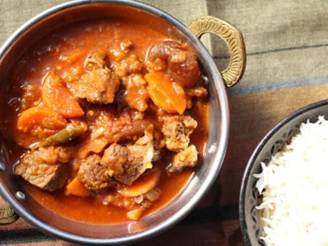 Curry d'agneau aux carottes et aux abricots secs