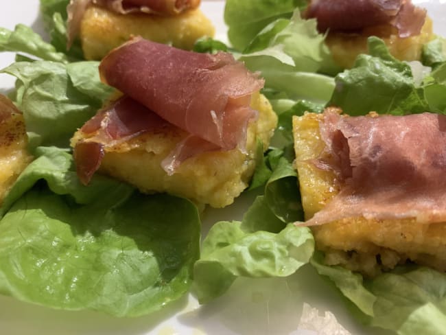 Canapés de polenta et jambon cru