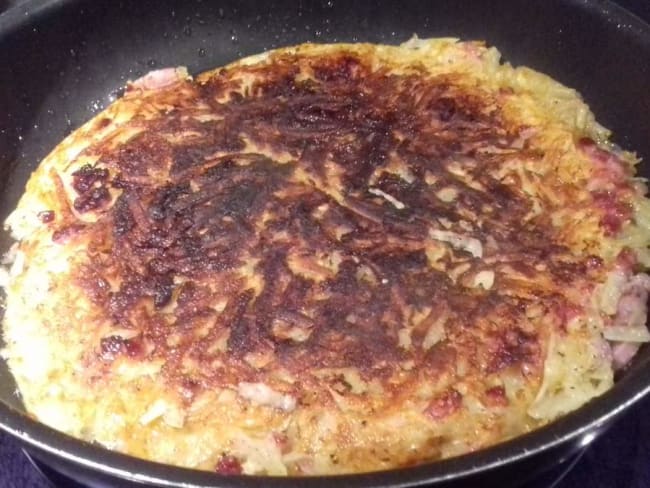 Rösti alsacien : galette de pomme de terre aux oignons et aux lardons 