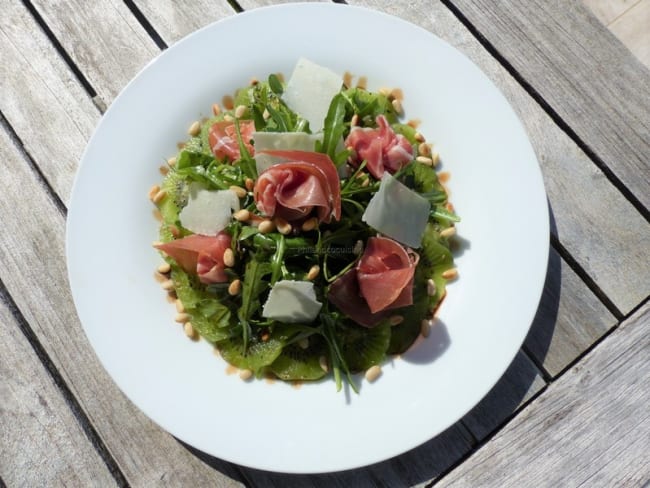 Salade de kiwi à l'italienne, roquette et jambon cru